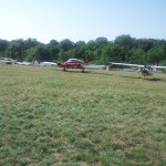 Unsere geparkten Flieger (links Motorsegler G109, rechts UL FK9)